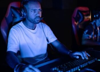 How to Connect a Mike to Fortnite