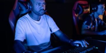 How to Connect a Mike to Fortnite