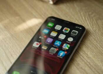 What Does E Mean on iPhone